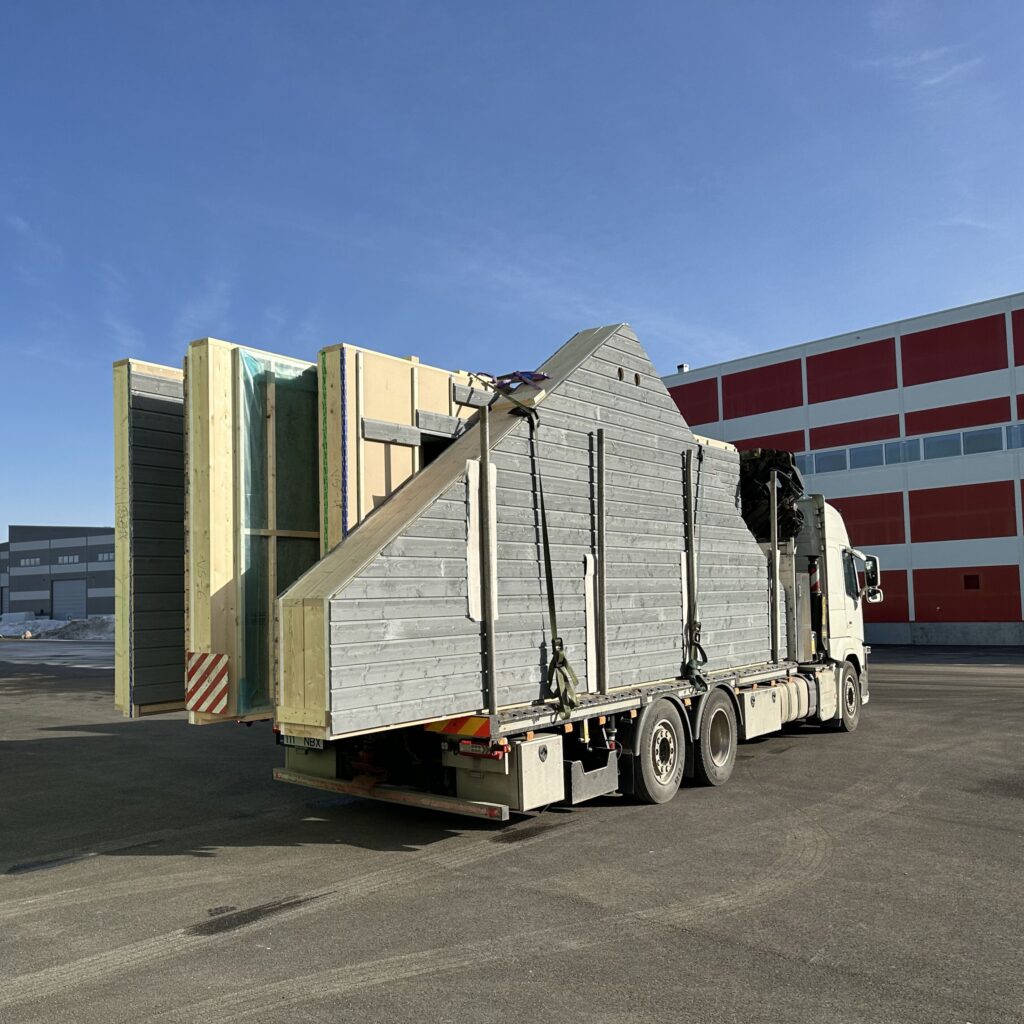 Eeltoodetud puitelemElementmaja mooduli transport LTL Houses tootmisest objektile