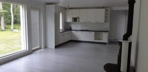 Elementmaja elutuba avatud köögiga