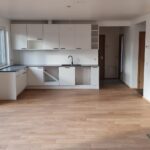 Elementmaja LTL120 avatud köök ja elutuba koos köögimööbli ja kaminaga