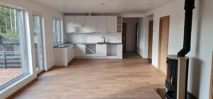 Elementmaja LTL120 avatud köök ja elutuba koos köögimööbli ja kaminaga