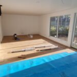 Elementmaja siseviimistlus – parketi paigaldus elutoas