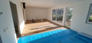 Elementmaja siseviimistlus – parketi paigaldus elutoas