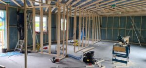 Elementmaja siseseinte karkassi koostamine