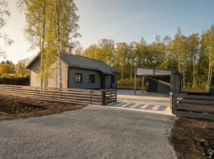 LTL120 elementmaja Arukülas koos varjualuse ja avara hooviga