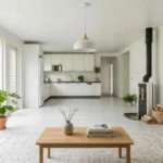 Elementmaja avatud planeeringuga elutuba ja köök koos suure akna ja kaminaga