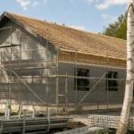 Elementmaja ehitusfaasis – paigaldatud katus ja fassaad enne lõppviimistlust