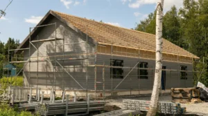 Elementmaja ehitusfaasis – paigaldatud katus ja fassaad enne lõppviimistlust