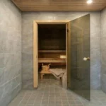 Elementmaja saun ja pesuruum klaasuksega, plaaditud seinad ja puidust leiliruum