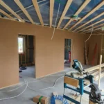 Elementmaja siseseinte paigaldus kipsplaatidega ja elektrisüsteemi ettevalmistus