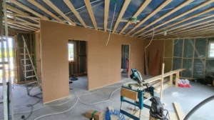 Elementmaja siseseinte paigaldus kipsplaatidega ja elektrisüsteemi ettevalmistus