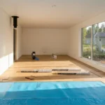 Elementmaja sisetööd – parketi paigaldus avaras elutoas