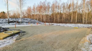 Elementmaja vundamendi aluse ettevalmistus ja tagasitäide enne plaatvundamenti